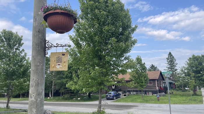 Des affiches apposées devant certains bâtiments du Village minier permettent d’avoir accès à ces capsules historiques.