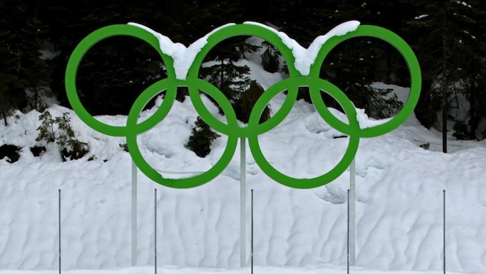Les anneaux olympiques dans un décor hivernal. 