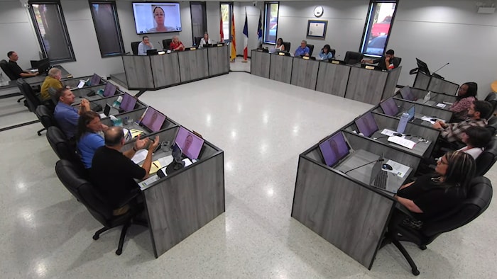 Des conseillers municipaux lors d'une réunion.