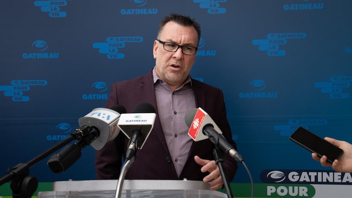 Mario Aubé en conférence de presse.