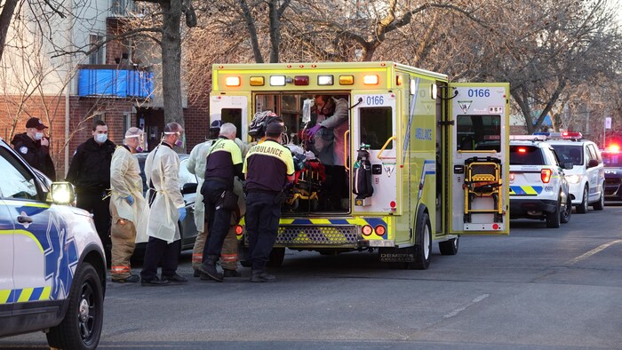 Une femme sur une civière dans une ambulance.