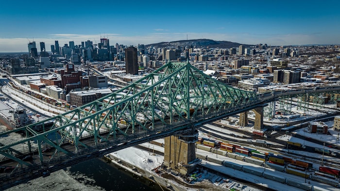 TROUVE la CHAISE et la SOUCHE près du pont Jacques Cartier de SHERBROOKE 16 juillet 2021  (Vue PSPNE) 6H03 CLIQUEZ POUR ZOOMER main image 1