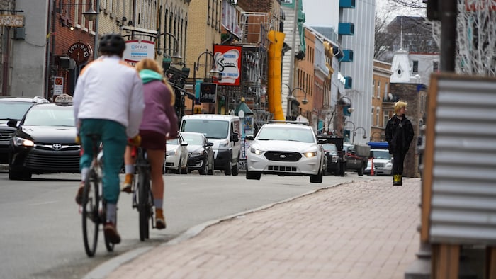 Des cyclistes circulent sur la rue Saint-Jean, à Québec.