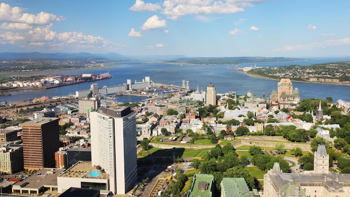 Vue aérienne de la ville de Québec et du fleuve Saint-Laurent l'été.