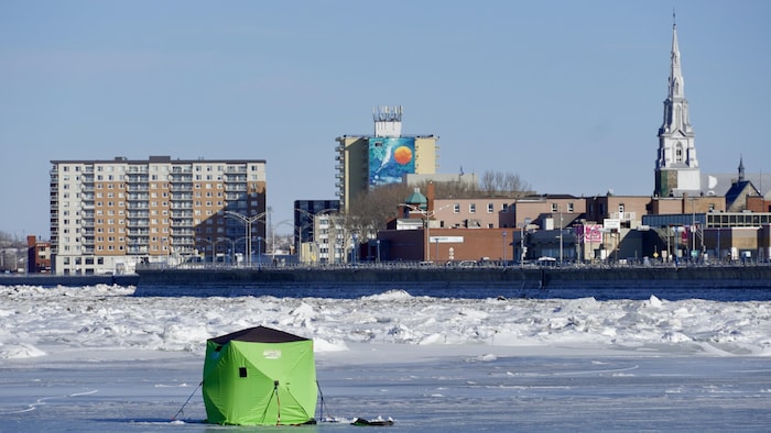 La ville de Rimouski vue de la banquise. Une tente pour la pêche blanche vient d'y être installée.