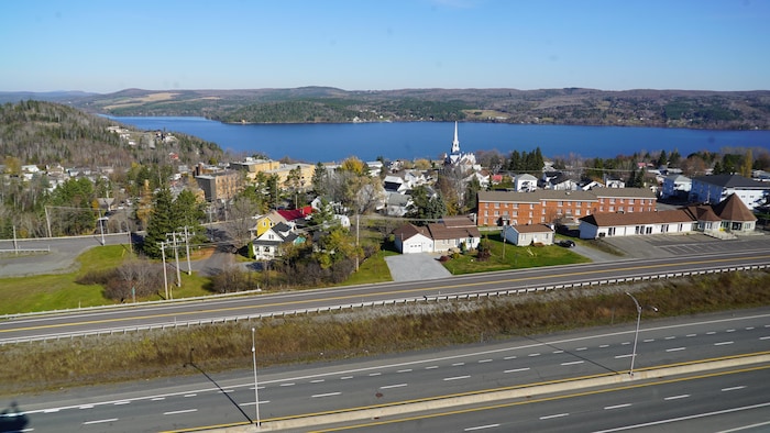 La ville de Témiscouata-sur-le-Lac en automne.