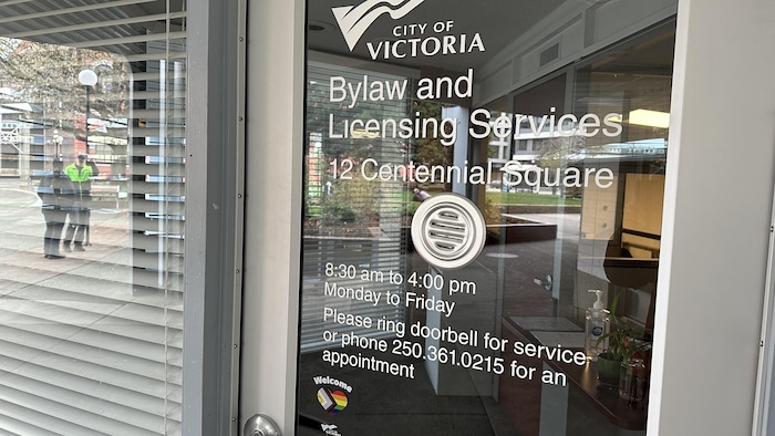 La porte du bureau des agents municipaux, au square Centennial, à Victoria.