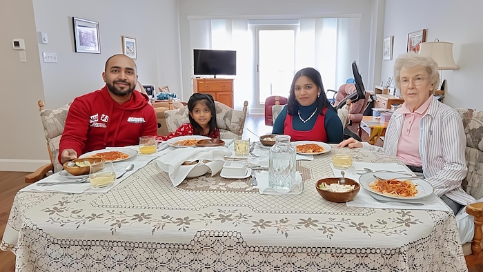 Vimal Parmar est assis à une table avec sa copine, leur fille et Fernande Cantin. Ils mangent du spaghetti.