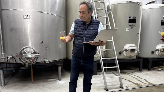 Jean-Michel Monnier dans une salle avec des cuves.