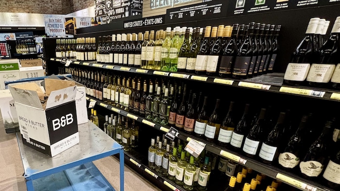 Le rayon d'un magasin Alcool NB. Le vin américain est en train d'être retirés des tablettes. 
