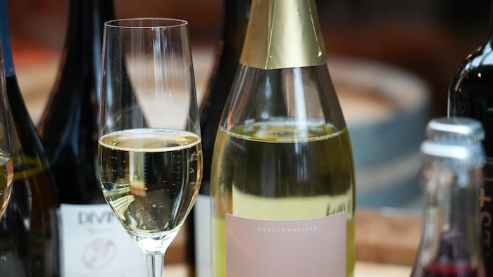 Un verre et une bouteille de chardonnay effervescent désalcoolisé à Sandhill Wines à Kelowna, le 3 mars 2026.