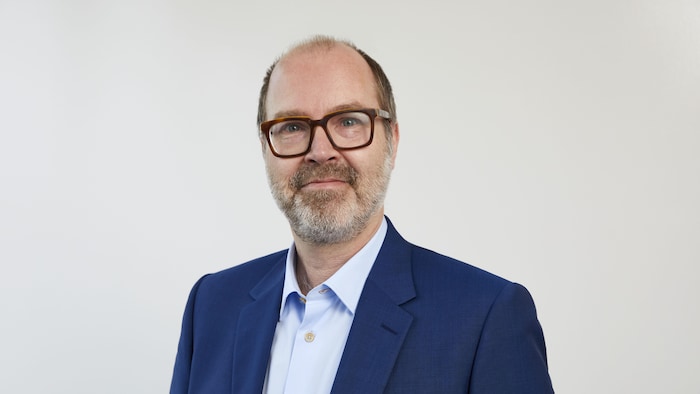 Vince Ponka, responsable de la communication autochtone et régionale à la SGDN, debout devant la caméra.