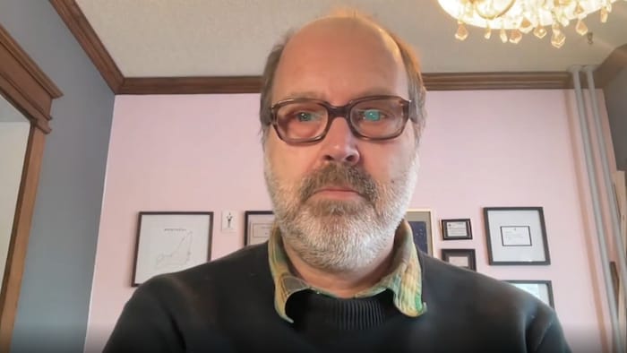 Vince Ponka avec des lunettes devant la caméra.