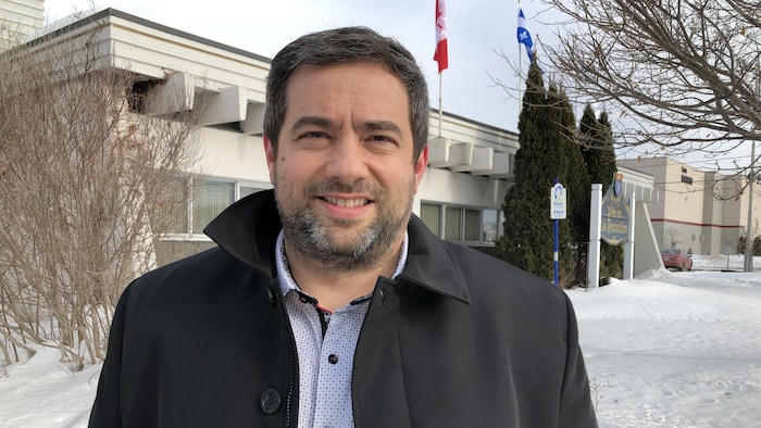 Vincent Bérubé devant l'hôtel de ville de La Pocatière, l'hiver.