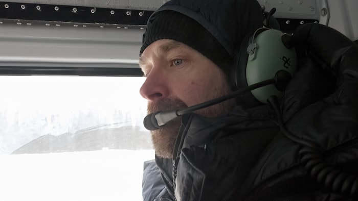 Vincent Brodeur à bord d'un hélicoptère.