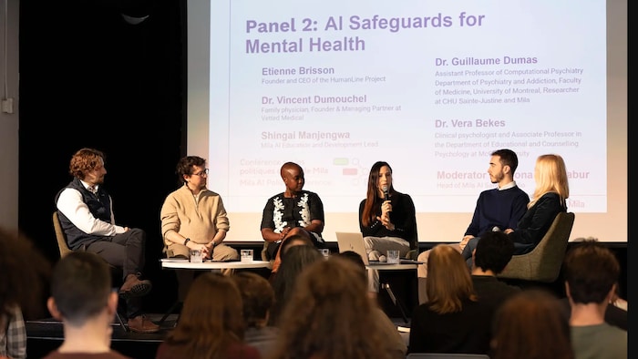 Six panélistes discutent sur une scène.