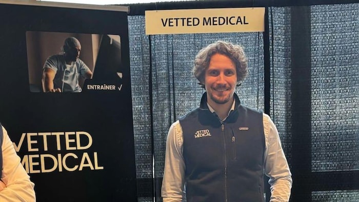 Portrait d'un homme devant un panneau qui porte la mention « Vetted Medical ».