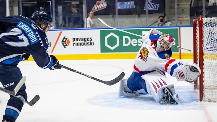 Mathieu Cataford lance et Mathis Rousseau effectue l'arrêt.