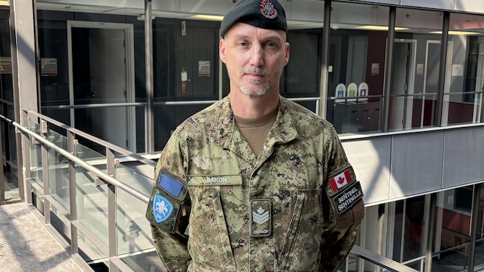 Un homme vêtu de vêtements militaires.