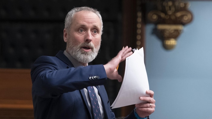 Vincent Marissal debout en Chambre.