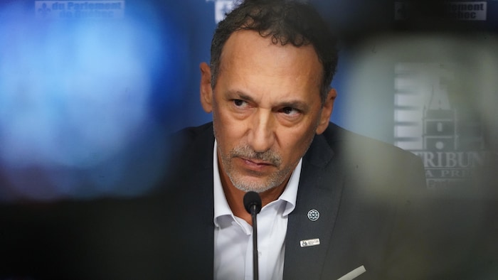 Vincent Oliva l'air sérieux.