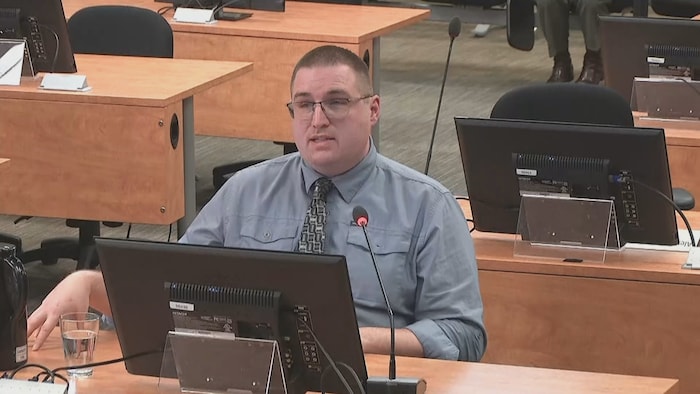 Vincent Poirier témoigne à la commission Gallant le 28 mai 2025.