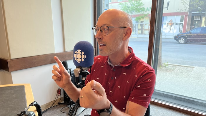 Vincent Rousson en entrevue dans le studio de Radio-Canada à Rouyn-Noranda.
