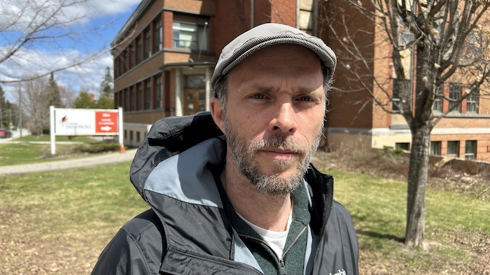 Vincent Vachon devant un bâtiment.