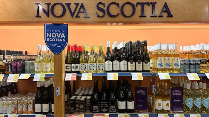Des bouteilles de vins de la Nouvelle-Écosse en vente dans un magasin de la NSLC.