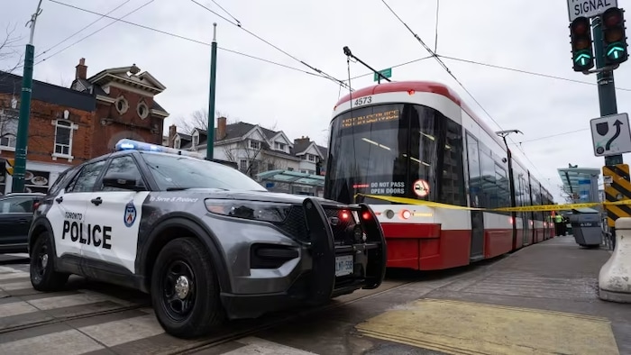 Dispositif policer autour d'un tramway de la CTT à Toronto.