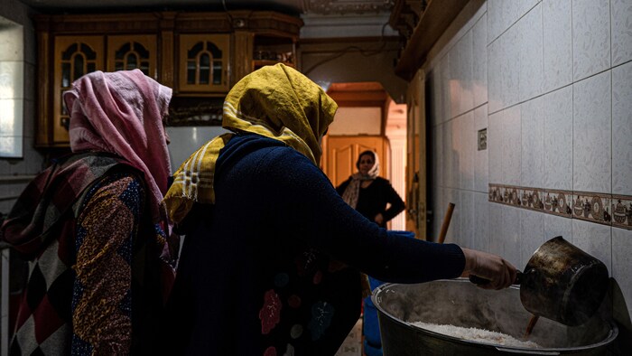 Deux femmes cuisinent dans un refuge pour victimes de violence conjugale de Kaboul.
