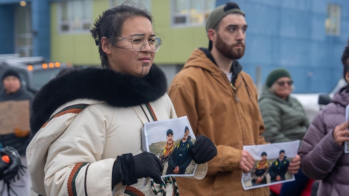 Des manifestants tiennent une photo des frères Joshua et Garnet Papigatuk.