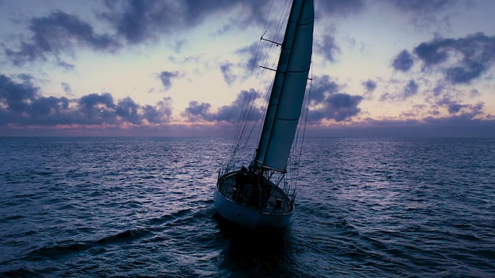 Un voilier navigue sur une mer.