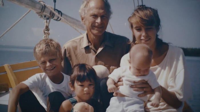 Photo de famille montrant un homme âgé, une jeune femme, un bébé, une petite fille et un petit garçon.