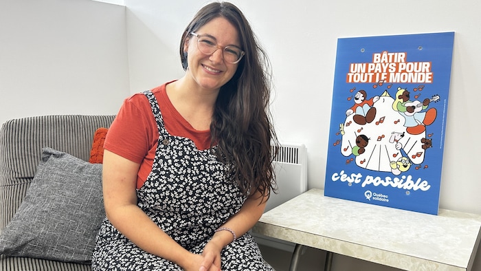 Portrait de Virginie Chevalier-Archambault, candidate de Québec solidaire dans Rimouski, dans son local électoral.