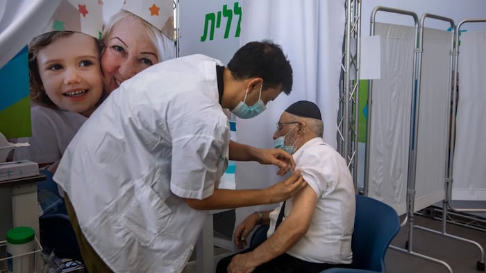 以色列特拉维夫：一名男子在接种第三剂辉瑞 BioNTech COVID-19 疫苗。 现在，以色列年满 30 岁的人都可以接种加强针。