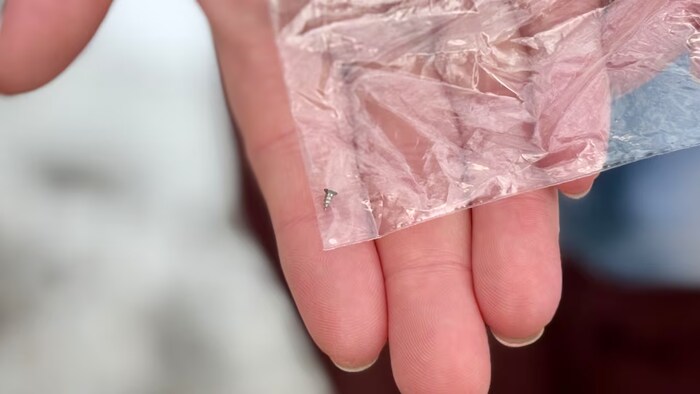 Une vis dans un plastique.