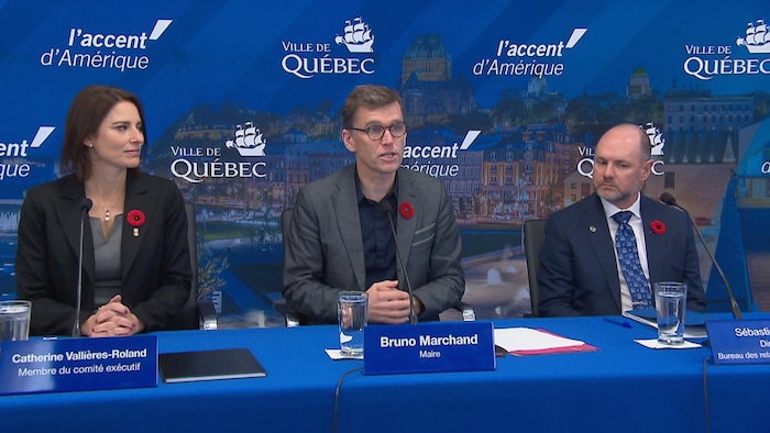 Bruno Marchand, Catherine Vallières-Roland et Sébastien Goupil lors d’une conférence de presse à l’hôtel de ville de Québec.