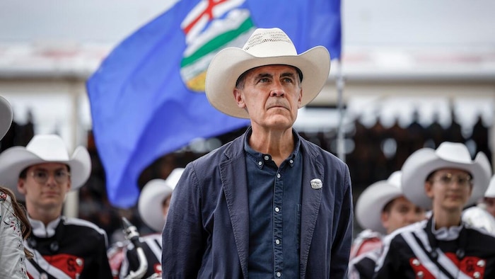 Le premier ministre Mark Carney coiffé d'un chapeau de cowboy.