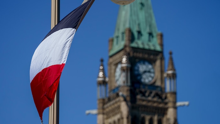 علم فرنسا مرفوع أمام مبنى البرلمان الكندي في أوتاوا ترحيباً برئيس الحكومة الفرنسية غابريال أتال.