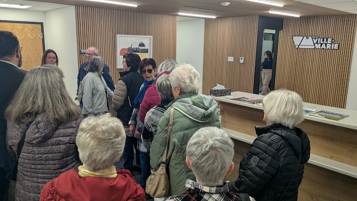 Un groupe de personnes découvre la réception de la mairie.