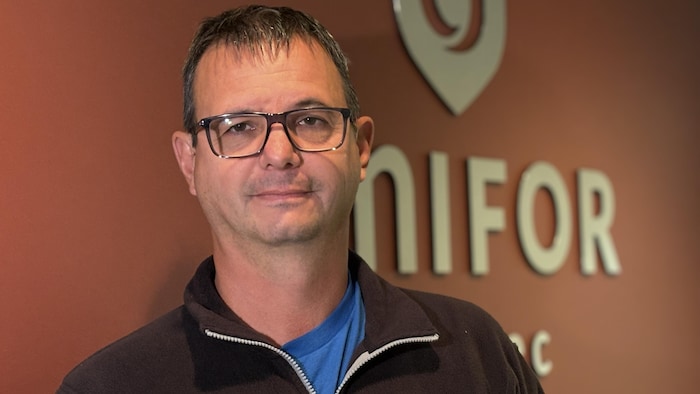 Donat Pearson est devant un logo Unifor.