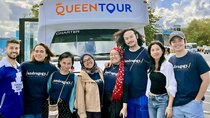 Adam Hayat, et un groupe de touristes.