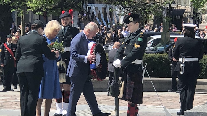 Le Prince Charles dépose une couronne de fleurs au Monument commémoratif de guerre du Canada.