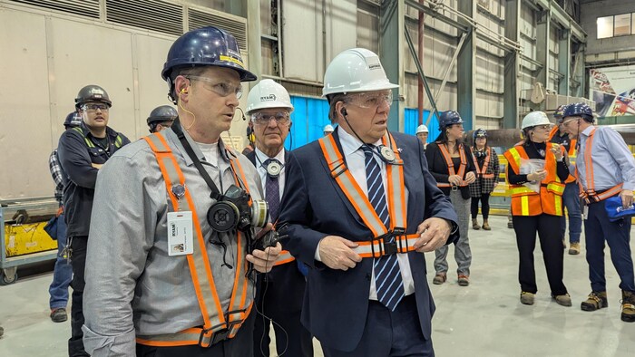 Une équipe participe à la visite guidée, dont le premier ministre.