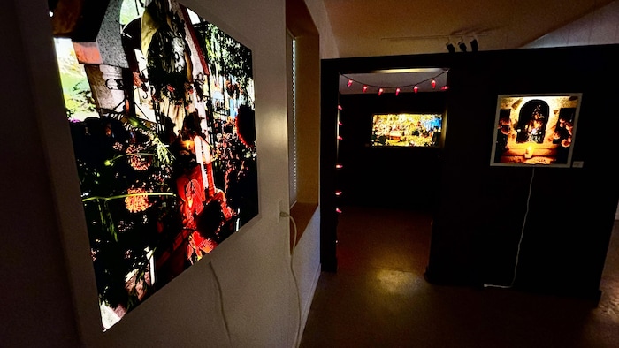 Des œuvres dans un décor sombre. 