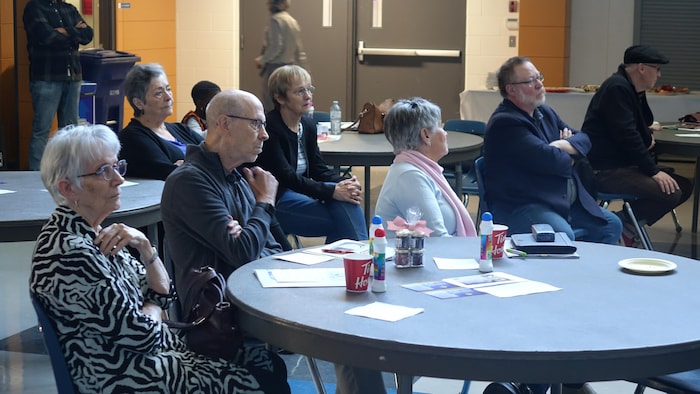 Des participants attentifs assis lors de l'assemblée générale annuelle de Vitalité 55+.