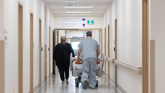 Les travailleurs de la santé à l'œuvre au Centre hospitalier universitaire Dr-Georges-L.-Dumont du Réseau de santé Vitalité.
