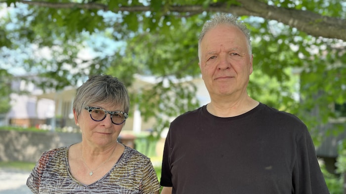 Lucie Desgagné et François Villeneuve photographiés à l'extérieur.