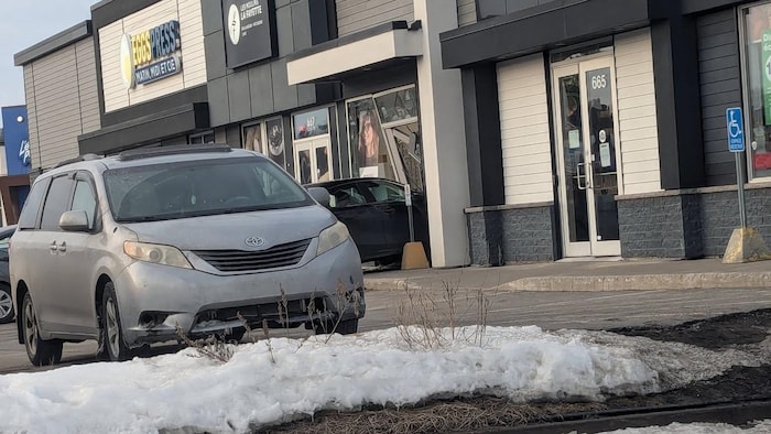 Une voiture qui a percuté la vitrine d'un commerce.